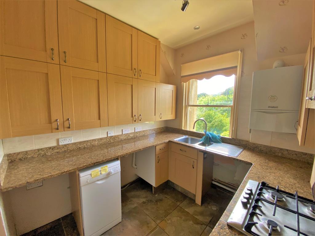 Lot: 20 - SELF-CONTAINED FLAT IN ATTRACTIVE BUILDING -